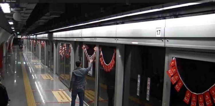 Metroda bayrağı qoparan 24 yaşlı gəncin görüntüləri yayılıb (FOTO)