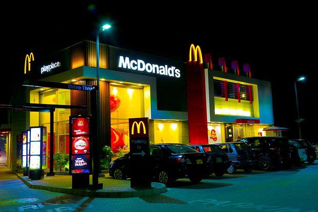 Britaniyada fələstinli fəal McDonald's-a boyalı siçan buraxıb