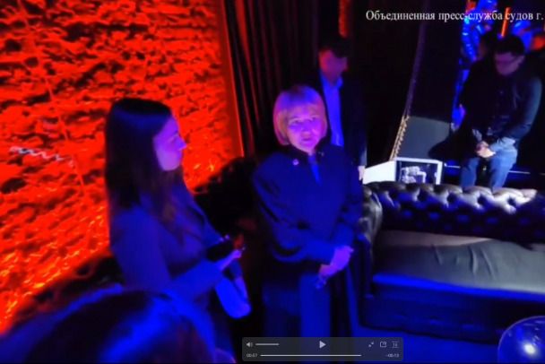 Sankt-Peterburq məhkəməsi striptiz klubunda iclas keçirib - VİDEO Sankt-Peterburq məhkəməsi striptiz klubunda iclas keçirib - VİDEO