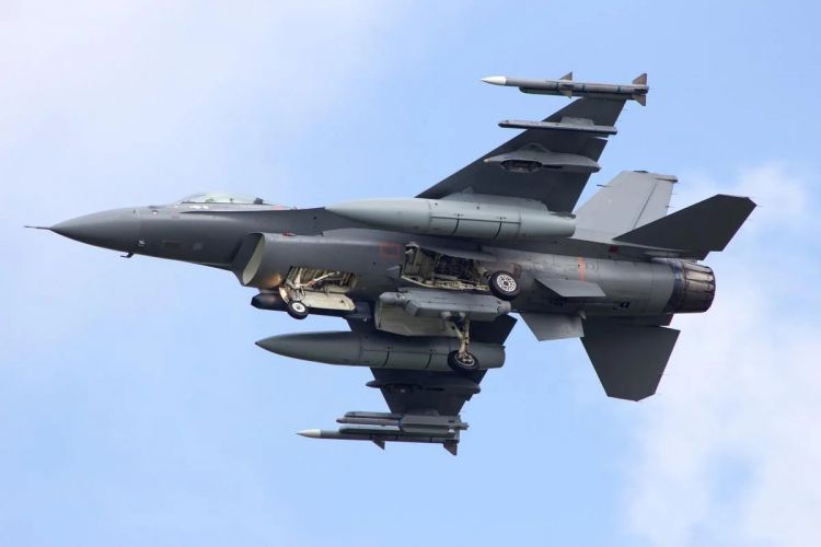 Ukraynalı pilotlar Rumıniyada “F-16” təlimlərinə başlayıblar