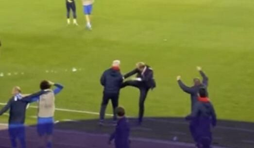 De Byazi Arif Əsədova təpik atdı - VİDEO  De Byazi Arif Əsədova təpik atdı - VİDEO