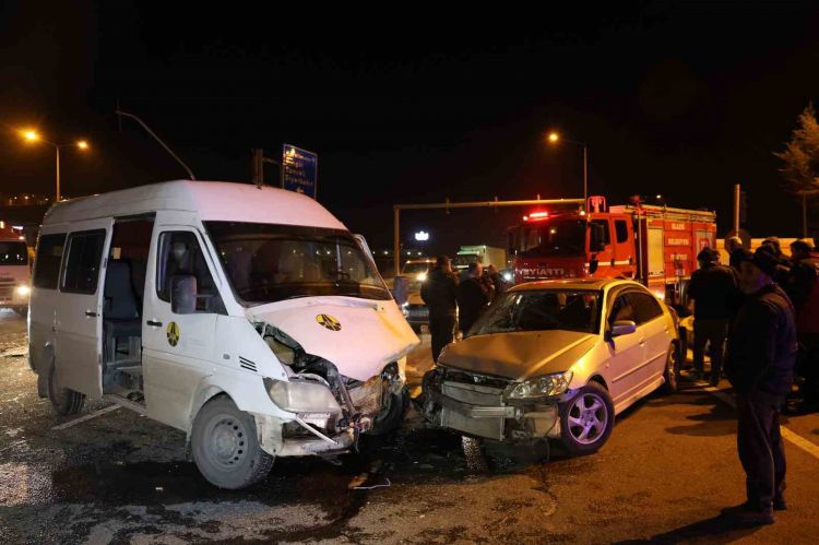 Türkiyədə mikroavtobusla minik avtomobili toqquşub, yaralananlar var - VİDEO