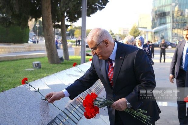Türkiyənin milli müdafiə naziri Bakıda Türk şəhidliyini ziyarət edib - FOTO Türkiyənin milli müdafiə naziri Bakıda Türk şəhidliyini ziyarət edib - FOTO