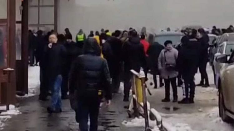 Xilasedicilər yanan "Sadovod"dan 350 nəfəri təxliyə ediblər - VİDEO Xilasedicilər yanan "Sadovod"dan 350 nəfəri təxliyə ediblər - VİDEO