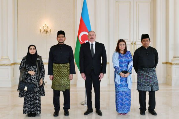 Prezident İlham Əliyev Malayziyanın Azərbaycana yeni təyin olunmuş səfirini qəbul edib - FOTO - YENİLƏNİB Prezident İlham Əliyev Malayziyanın Azərbaycana yeni təyin olunmuş səfirini qəbul edib - FOTO - YENİLƏNİB