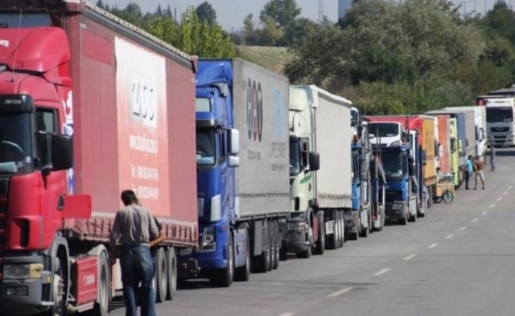 Gömrük postlarında gözləyən maşınların sayı artdı