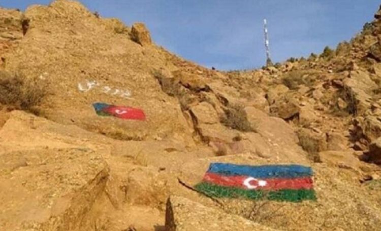 Azərbaycan bayrağı Təbrizdə dağa həkk edildi