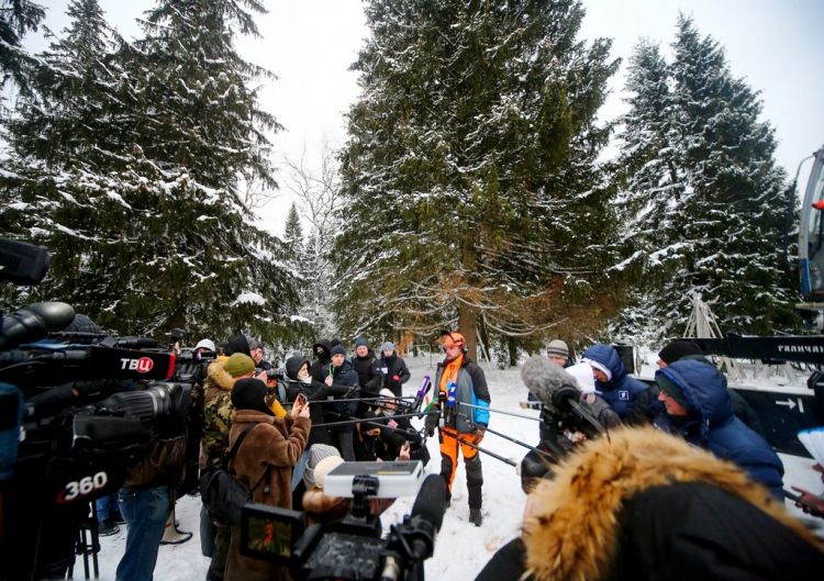 Rusiyada yeni il üçün 84 yaşlı ağacı kəsdilər - FOTO Rusiyada yeni il üçün 84 yaşlı ağacı kəsdilər - FOTO