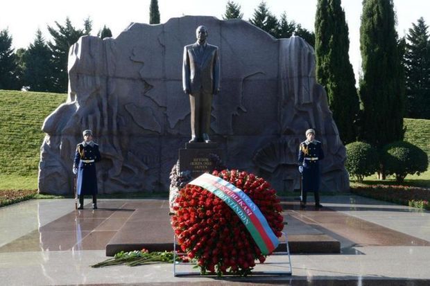 Prezident İlham Əliyev ümummilli lider Heydər Əliyevin məzarını ziyarət edib