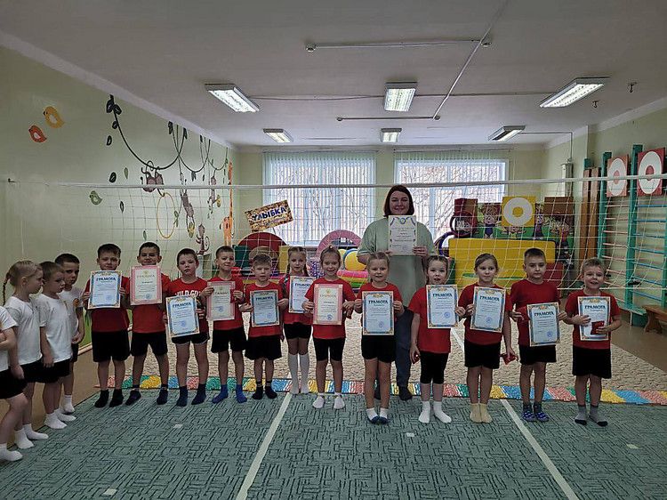 Rusiyada uşaq bağçasında Ukrayna gerbi ilə sertifikatlar verənlər işdən çıxıblar Rusiyada uşaq bağçasında Ukrayna gerbi ilə sertifikatlar verənlər işdən çıxıblar