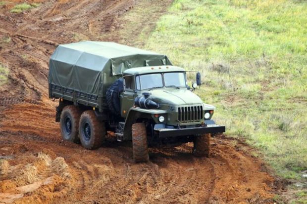 Ermənistanda rusiyalı hərbçilərin silahla dolu yük maşını yanıb Ermənistanda rusiyalı hərbçilərin silahla dolu yük maşını yanıb