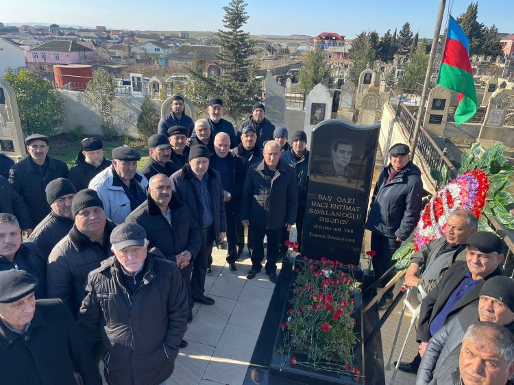 60 illik şərəfli ömür yolu: Etimad Əsədovun məzarı doğum günündə ziyarət olundu - FOTO