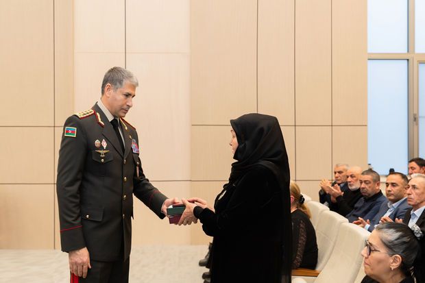 Şəhid polislərin ailə üzvlərinə ali dövlət mükafatları təqdim olunub -  FOTO