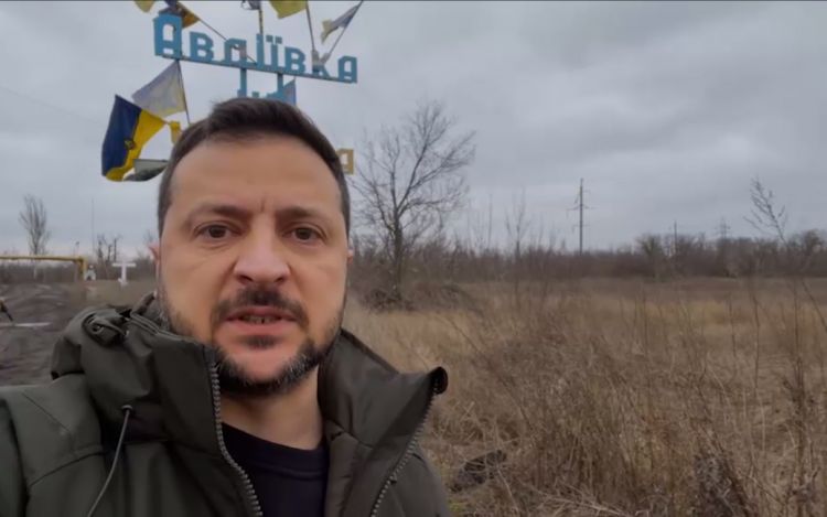 Zelenski komandanlıq ilə vəziyyəti müzakirə etdi, bir nəfəri "Ukrayna Qəhrəmanı" adına layiq gördü Zelenski komandanlıq ilə vəziyyəti müzakirə etdi, bir nəfəri "Ukrayna Qəhrəmanı" adına layiq gördü