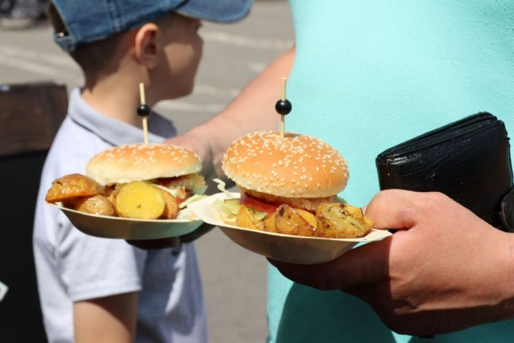 Kardioloq yağlı və duzlu qidalardan tam imtina etməyin zərərindən danışıb Kardioloq yağlı və duzlu qidalardan tam imtina etməyin zərərindən danışıb