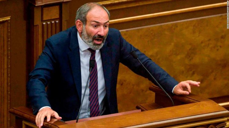 Ermənistan parlamentində Paşinyanla Koçaryan arasında dava düşüb