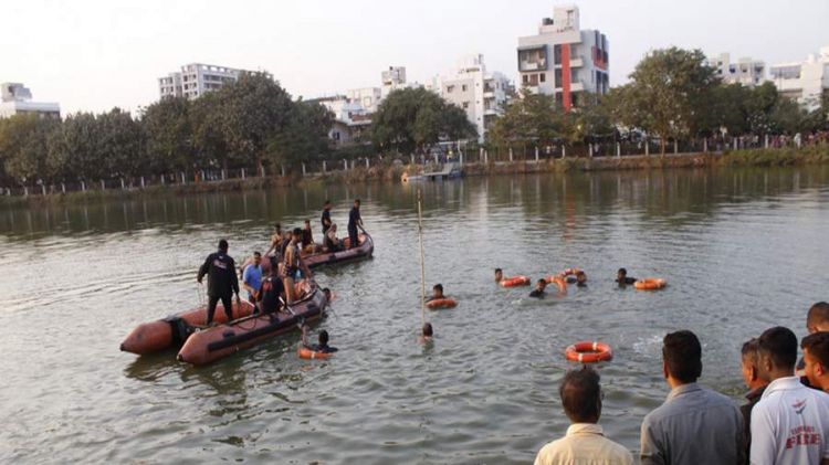 Hindistanda bir qrup məktəblini daşıyan qayığın aşması nəticəsində azı 16 nəfər ölüb Hindistanda bir qrup məktəblini daşıyan qayığın aşması nəticəsində azı 16 nəfər ölüb