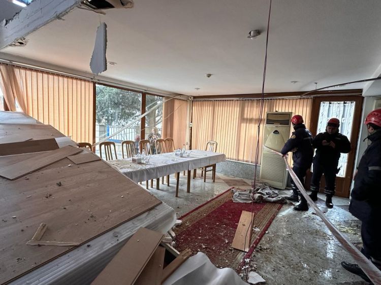 Yasamalda mərasim evinin tavanı çöküb, 3 nəfər xəsarət alıb  - VİDEO
