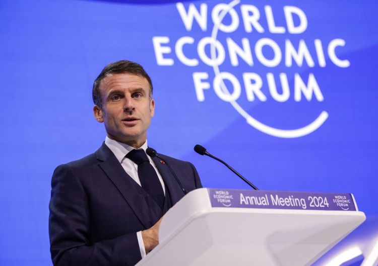 Hərbçi qadın Makronun çıxışı zamanı huşunu itirib - VİDEO Hərbçi qadın Makronun çıxışı zamanı huşunu itirib - VİDEO