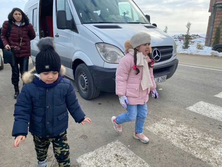 Daha 27 ailə Füzuli şəhərinə qayıdıb, mənzillərin açarları təqdim olunub -  YENİLƏNİB-2 Daha 27 ailə Füzuli şəhərinə qayıdıb, mənzillərin açarları təqdim olunub -  YENİLƏNİB-2