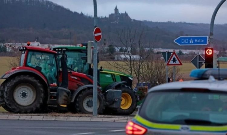 Almaniyada fermerlər Frankfurt aeroportuna gedən yolu bağlayıb  