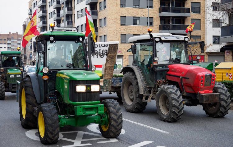 Traktor iğtişaşları davam edir - İspaniyada fermerlər iri şəhərlərin küçələrini bağlayıblar - VİDEO