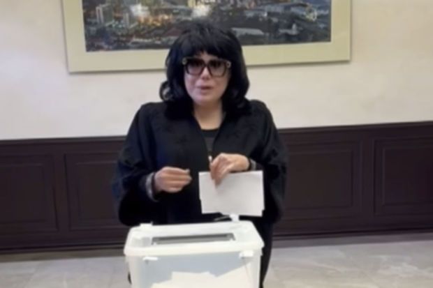 Xalq artisti Flora Kərimova səs verərkən kövrəlib -  VİDEO Xalq artisti Flora Kərimova səs verərkən kövrəlib -  VİDEO