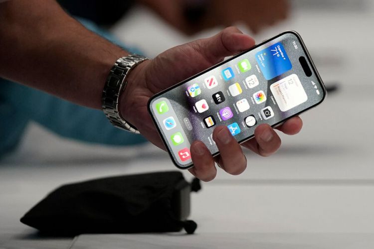 İranda iş adamı ucuz "iPhone" satmaq adı ilə 35 milyon dollar qazanıb
