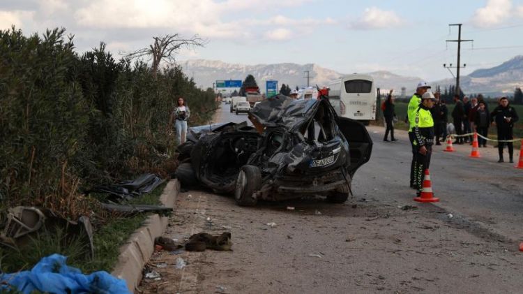 Türkiyədə minik avtomobili ilə mikroavtobus toqquşdu: 2 ölü, 14 yaralı