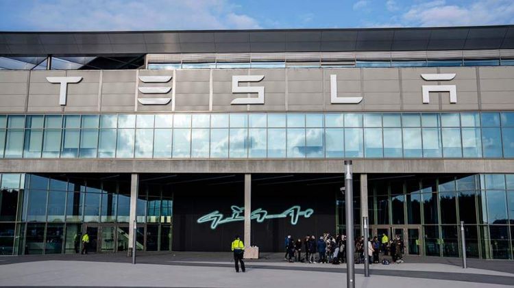 Tesla zavodundakı yanğın Berlin mağazalarında tərəvəz qıtlığına səbəb olub - VİDEO