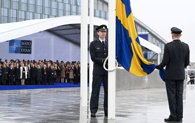 NATO-nun Brüsseldəki qərargahı qarşısında İsveç bayrağı qaldırılıb