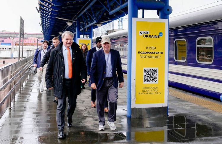 ABŞ senatoru Kiyevə gedib ABŞ senatoru Kiyevə gedib