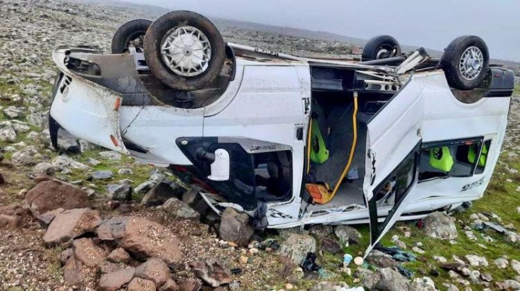 Kahramanmaraşda şagirdləri daşıyan avtobus aşdı: 15 yaralı  Kahramanmaraşda şagirdləri daşıyan avtobus aşdı: 15 yaralı