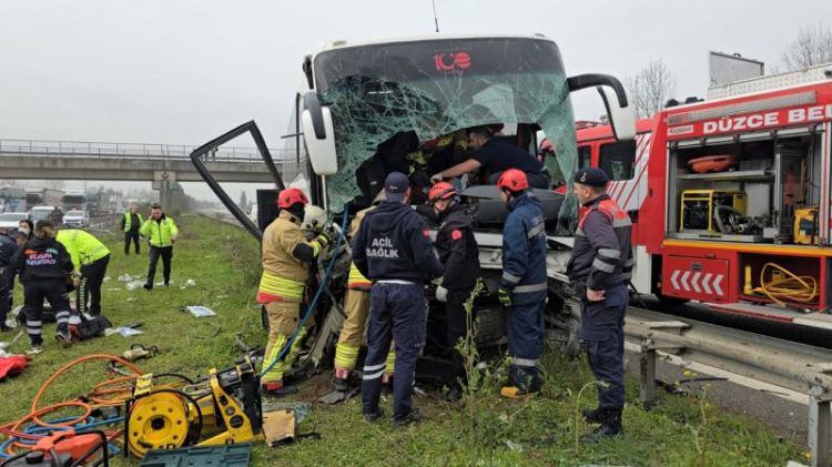 Türkiyədə avtobus baryerlərə çırpıldı: 17 yaralı