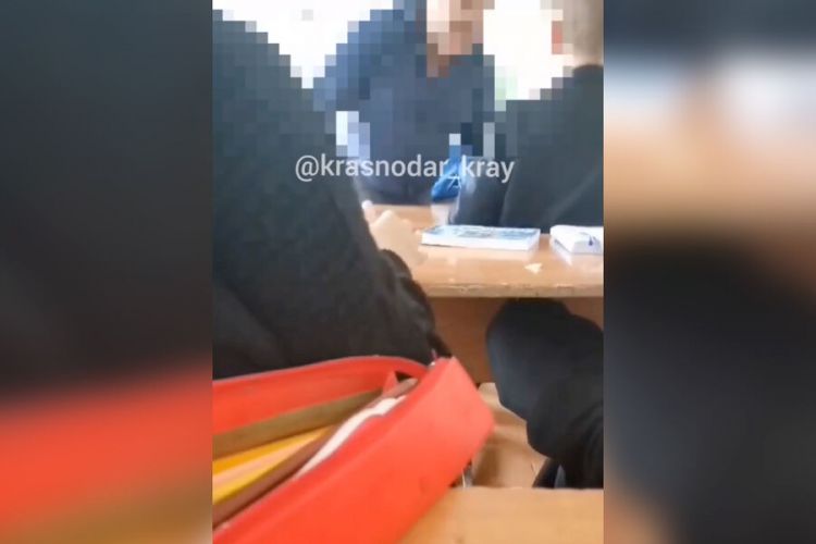 Kubanda aqressiv müəllim şagirdin üstünə atılıb Kubanda aqressiv müəllim şagirdin üstünə atılıb