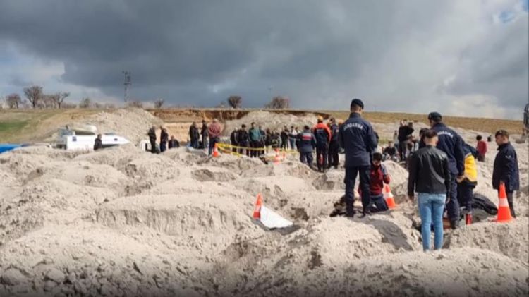 Türkiyədə yeraltı kartof anbarı çökdü:  2 ölü, 4 yaralı - VİDEO Türkiyədə yeraltı kartof anbarı çökdü:  2 ölü, 4 yaralı - VİDEO