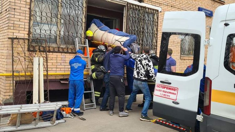 Pəncərədən çıxarılaraq xəstəxanaya yerləşdirilən 300 kiloqram çəkisi olan şəxs öldü Pəncərədən çıxarılaraq xəstəxanaya yerləşdirilən 300 kiloqram çəkisi olan şəxs öldü