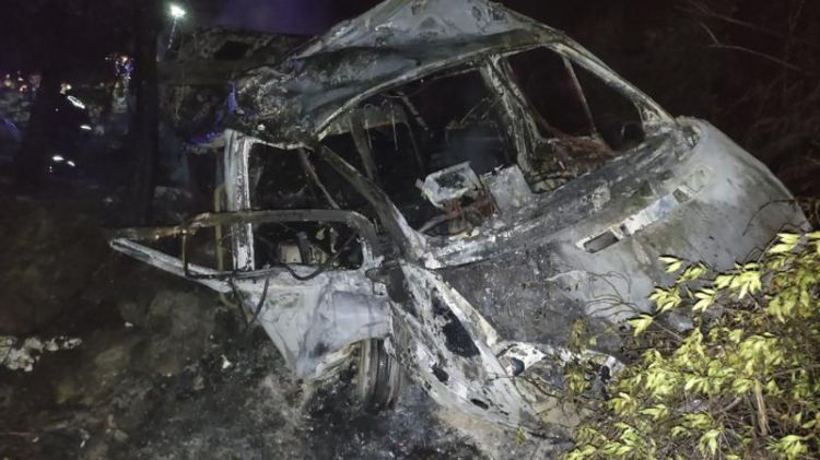 Türkiyədə mikroavtobus dərəyə aşaraq yandı: 3 ölü, 18 yaralı