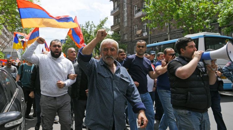 Ermənistanda etirazçılar Yerevan-Sevan yolunu  bağlayıblar