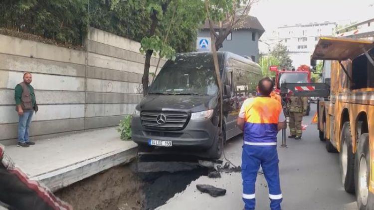 İstanbulda yol çökdü çuxura düşən nəqliyyat vasitələri "xilas edildi" -  FOTO