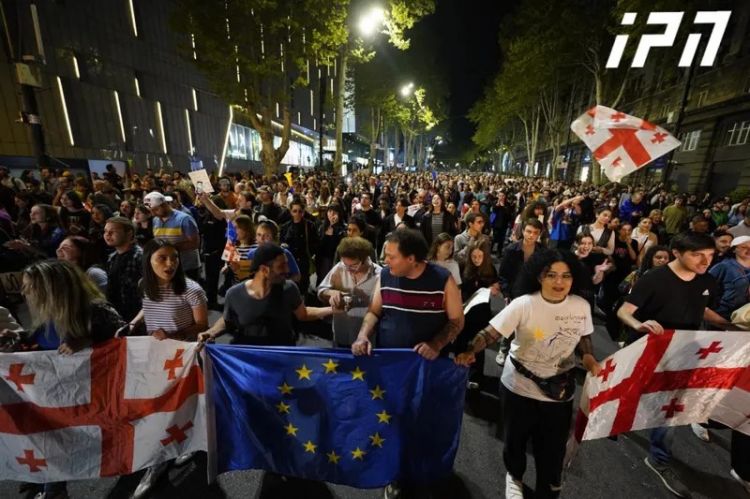 Gürcüstanda xarici agentlər haqqında qanuna etiraz edənlər yürüş keçirir Gürcüstanda xarici agentlər haqqında qanuna etiraz edənlər yürüş keçirir