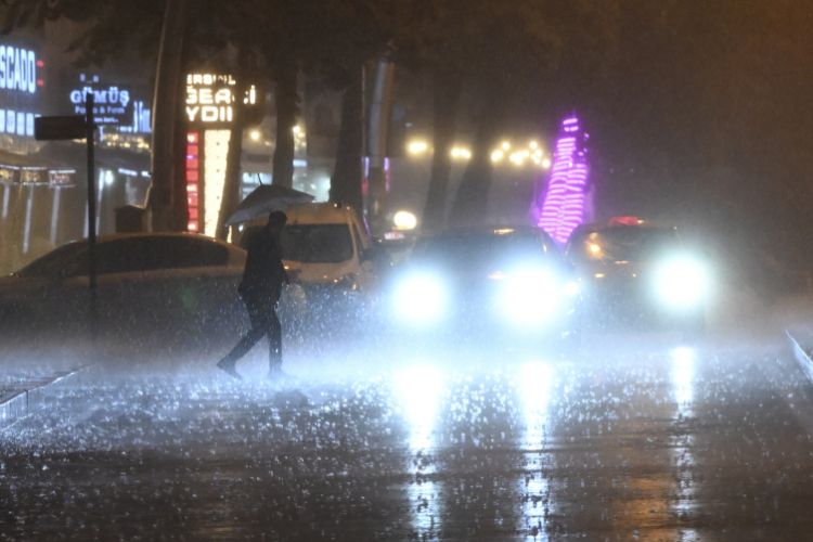Ankarada güclü yağış və dolu: Küçələri su basıb -  VİDEO