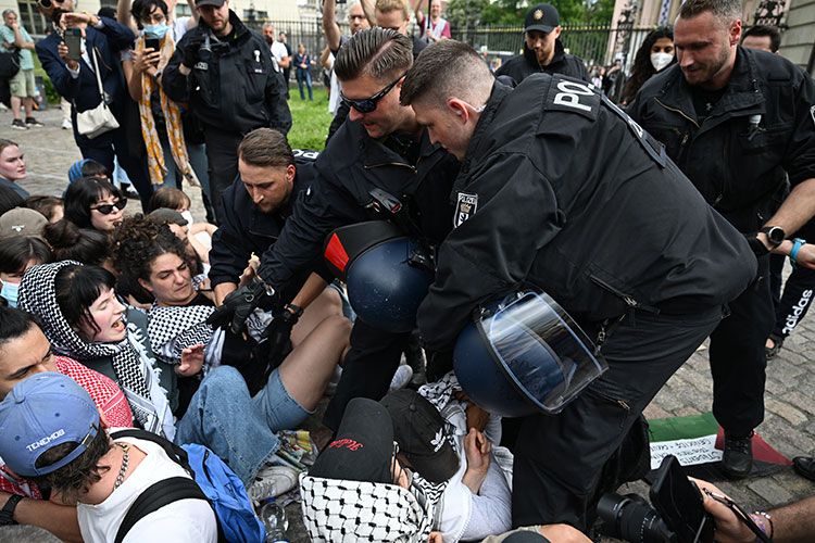 Almaniyada polis Fələstin tərəfdarlarının aksiyasına müdaxilə edib Almaniyada polis Fələstin tərəfdarlarının aksiyasına müdaxilə edib