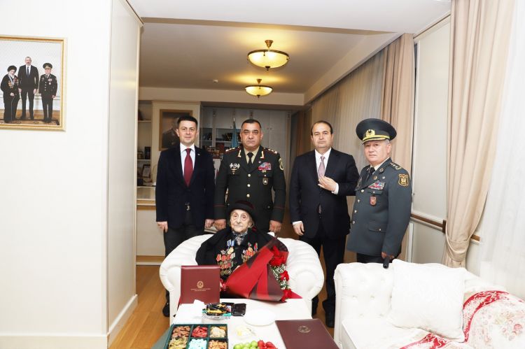 Dövlət Xidməti 102 yaşlı veteranı təltif etdi - FOTO Dövlət Xidməti 102 yaşlı veteranı təltif etdi - FOTO