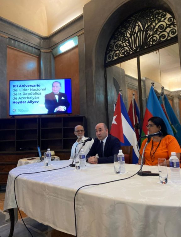 Kubada Ulu Öndər Heydər Əliyevin 101 illiyi münasibətilə tədbir təşkil edilib Kubada Ulu Öndər Heydər Əliyevin 101 illiyi münasibətilə tədbir təşkil edilib