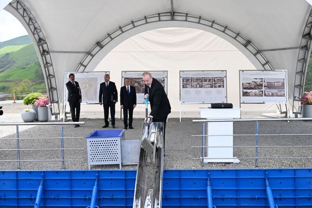 Prezident Turşsu qəsəbəsinin təməlini qoyub - YENİLƏNİB - FOTO Prezident Turşsu qəsəbəsinin təməlini qoyub - YENİLƏNİB - FOTO