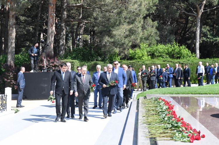 Dövlət Komitəsinin kollektivi Ümummilli Lider Heydər Əliyevin məzarını ziyarət edib - FOTO Dövlət Komitəsinin kollektivi Ümummilli Lider Heydər Əliyevin məzarını ziyarət edib - FOTO