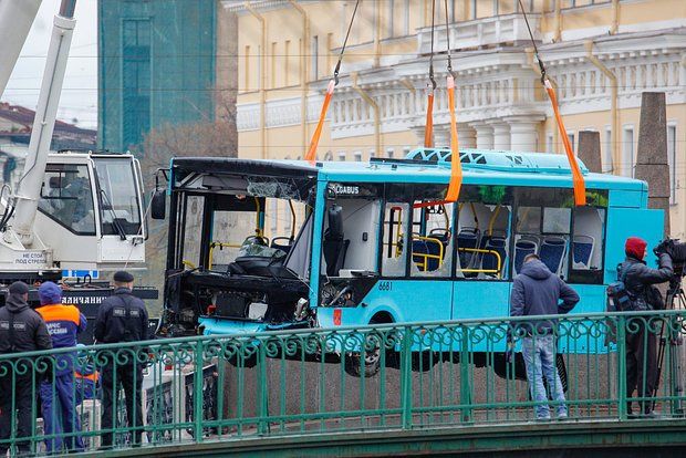 Sankt-Peterburqda avtobusun çaya düşməsi nəticəsində ölənlərin sayı artıb
