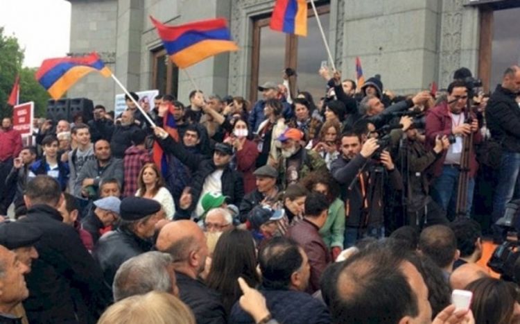 İrəvanda etirazçılar XİN binasının qarşısına toplaşıblar - YENİLƏNİB