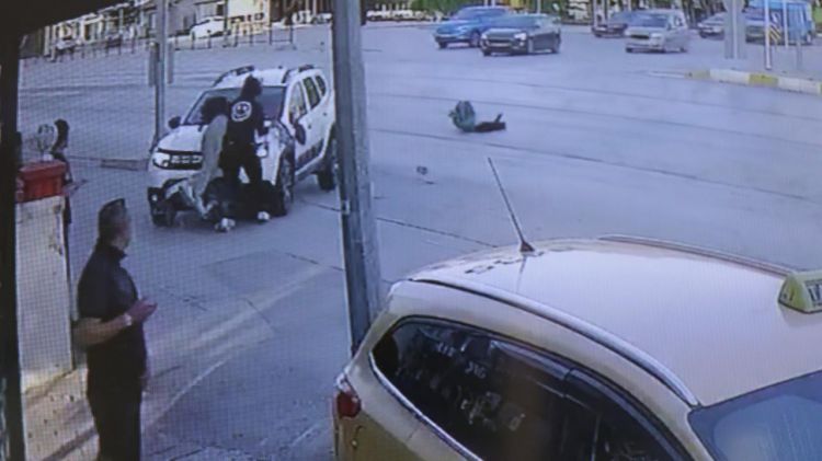 Türkiyədə avtomobil yolda və səkidə piyadaları vurdu: 3-ü ağır olmaqla 4 yaralı - VİDEO Türkiyədə avtomobil yolda və səkidə piyadaları vurdu: 3-ü ağır olmaqla 4 yaralı - VİDEO